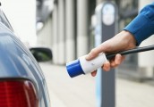 新能源汽车发展遭掣肘：购车补贴退坡 充电设施不足