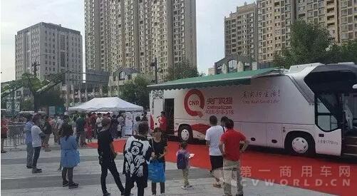 宇通推出中国首台电视购物展示车.jpg