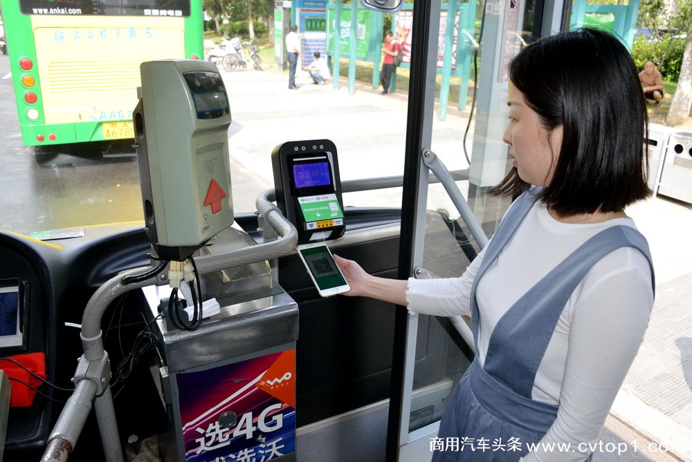 市民使用微信二维码体验扫码乘坐公交车带来的便利