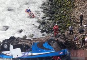 秘鲁长途客车坠崖 至少48名乘客遇难