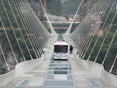 安凯无人驾驶巴士挑战“世界第一玻璃桥”