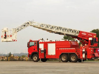 国内首款曲臂云梯消防车在中联重科成功下线