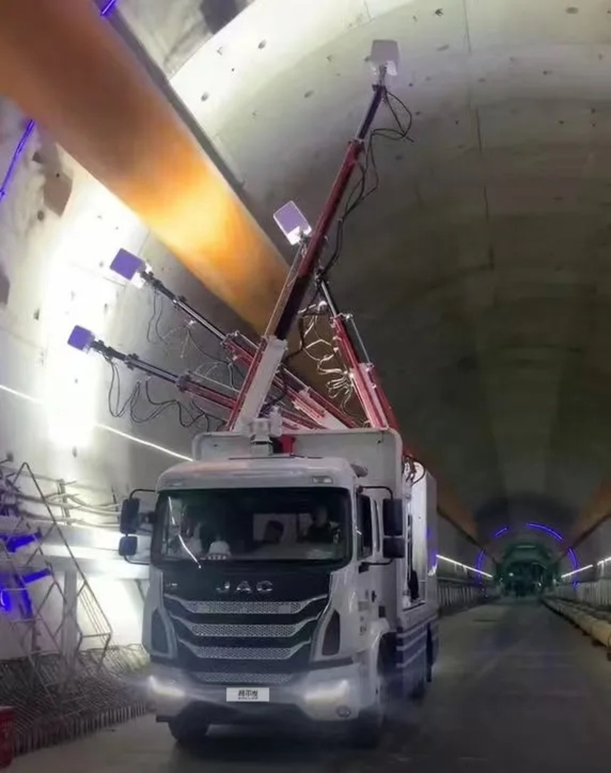 基建新助力 格尔发隧道综合检测车下线